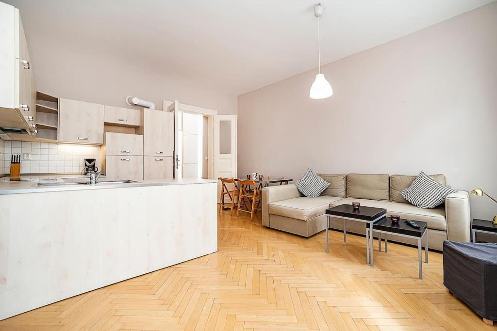Cozy And Sunny Apartment In Uptown Πράγα Εξωτερικό φωτογραφία